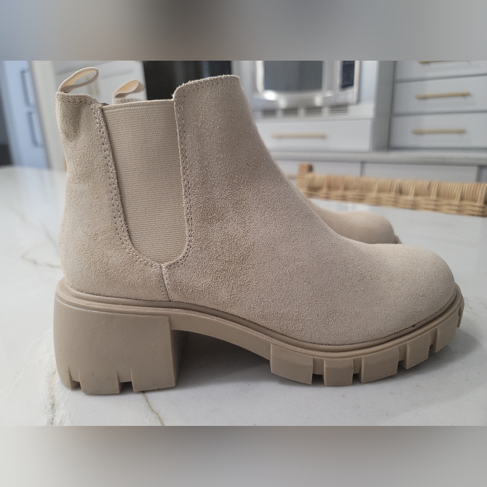 Steve Madden Chunky Chelsea Boot in Beige Suede